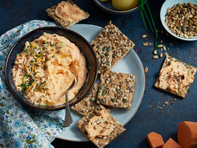 Guacamole de patate douce et crackers aux céréales