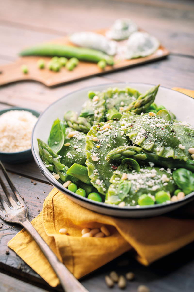 Raviolis maison aux épinards, légumes verts et parmesan