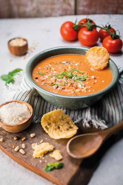 Velouté tomate, lentilles corail et tuile de parmesan