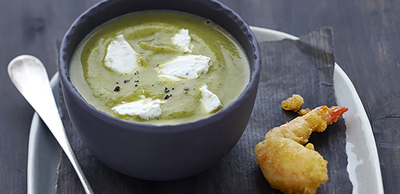 Velouté de courgette au fromage frais et tempura de gambas