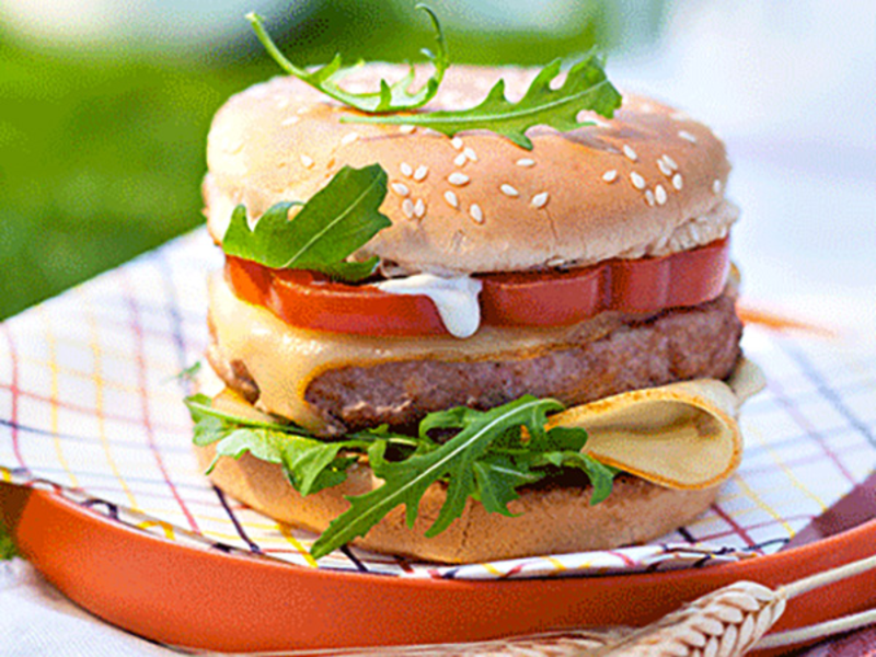 Burger au veau, fromage et mayonnaise au miel