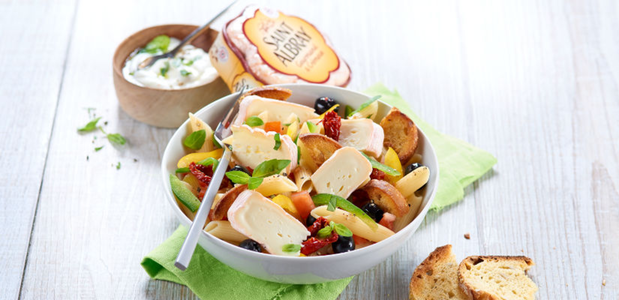 Salade de pâtes italienne au fromage, poivrons et basilic