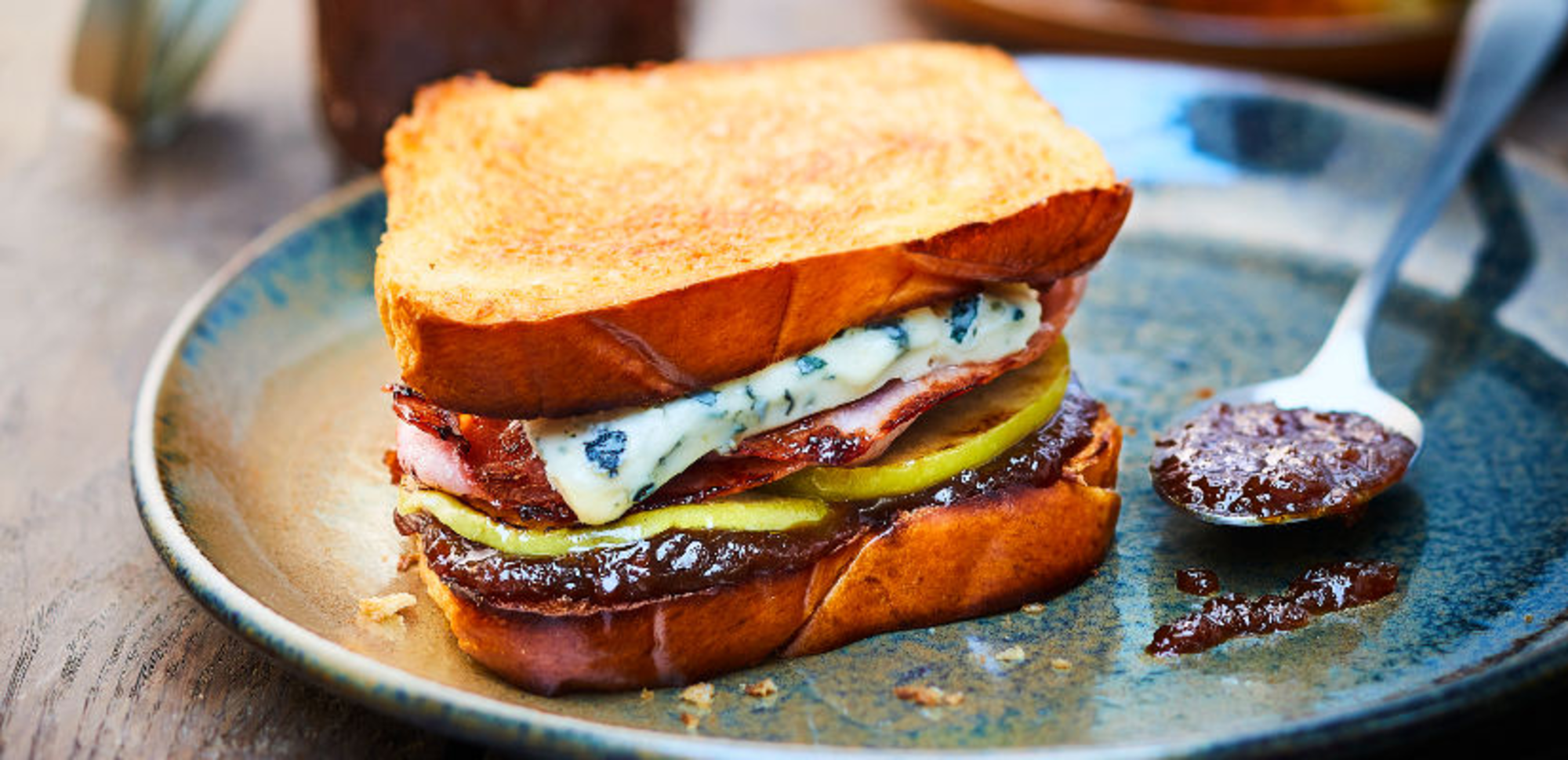 Croque-monsieur brioché au bleu et confit d'oignons