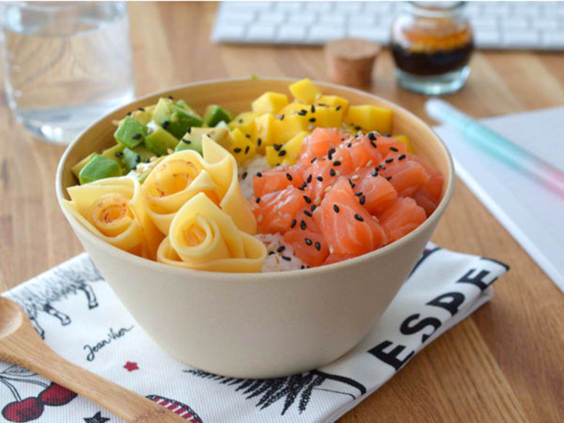 Poke bowl au saumon et fromage