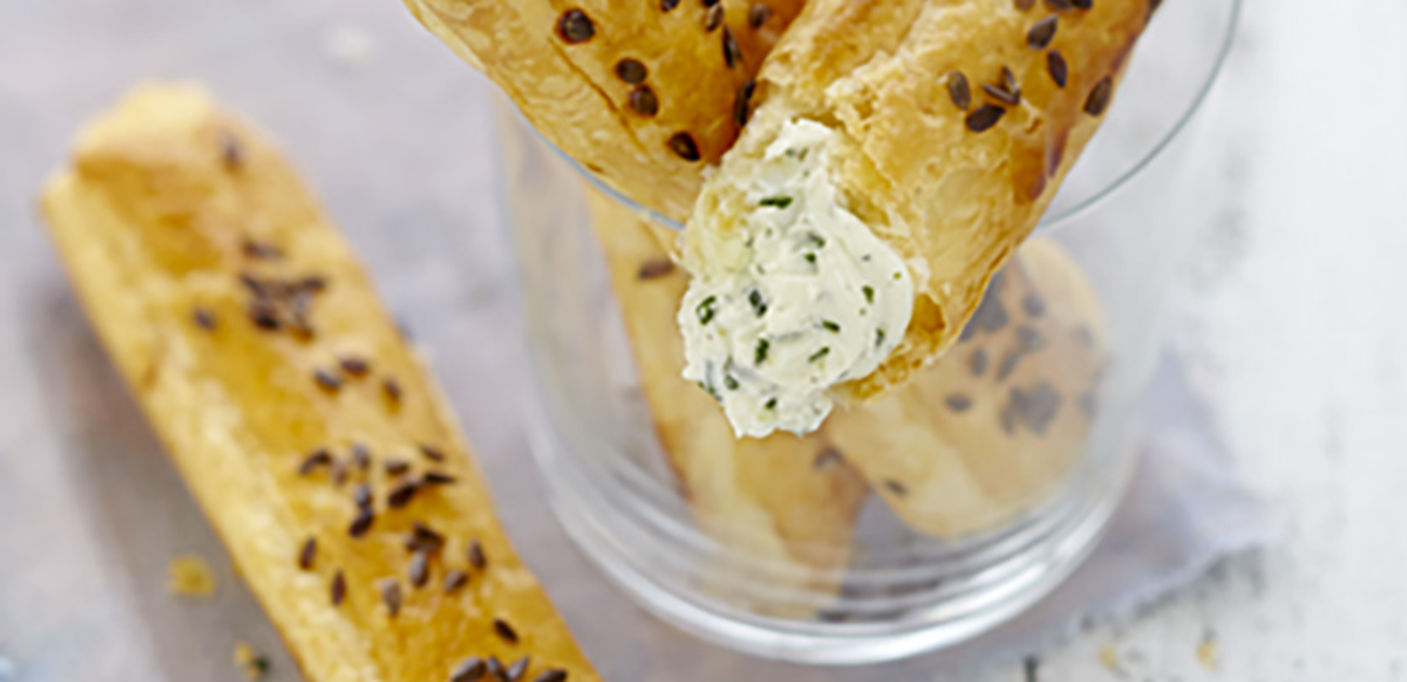 Feuilletés au fromage frais ail et fines herbes