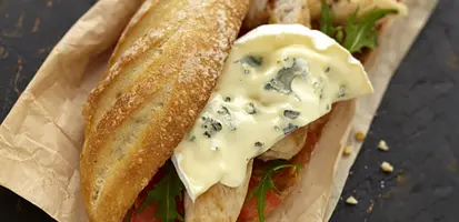 Sandwich au poulet grillé et fromage bleu