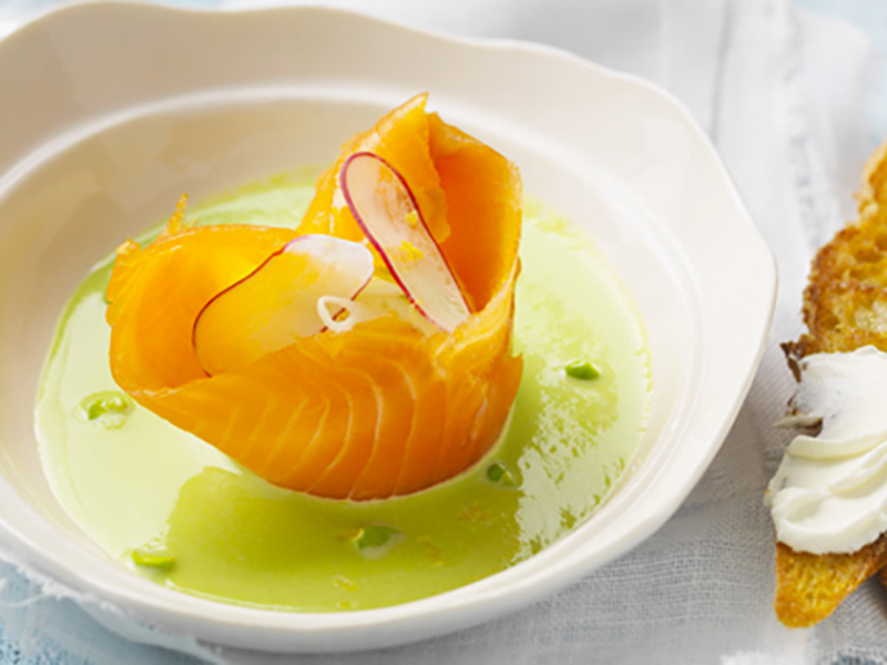 Velouté de petits pois et fleur de truite fumée au fromage frais