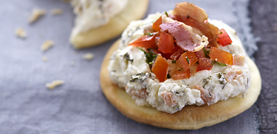 Mini pizzas au fromage frais, saumon fumé et tartare de tomate