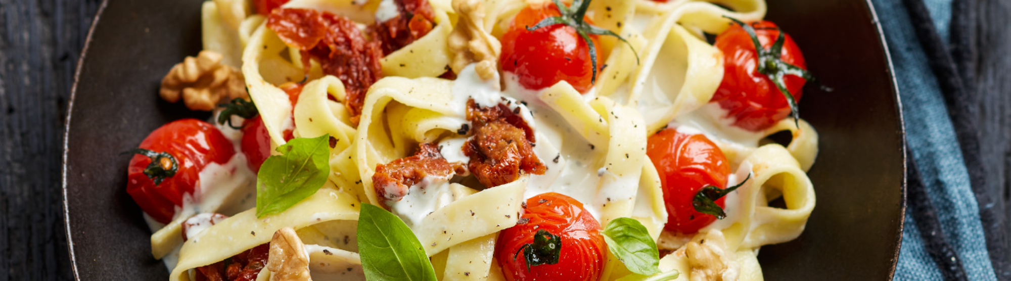 Fettucine à la tomate, noix et sauce au bleu