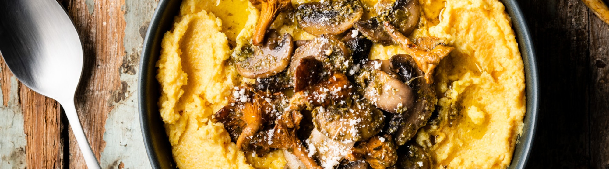 Polenta crémeuse aux champignons et au pesto