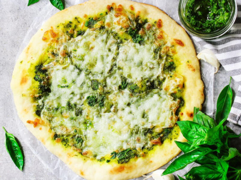 Pizza verte aux légumes, pesto et fromage de brebis
