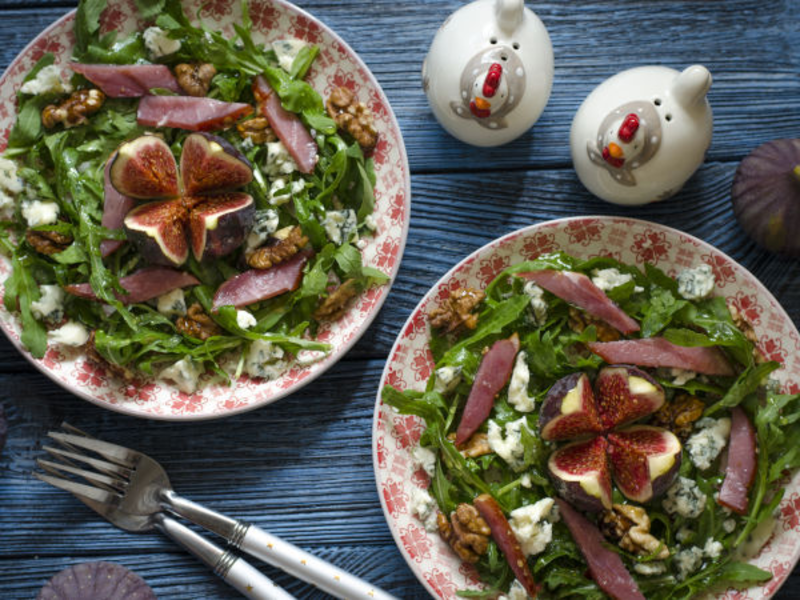 Salade au fromage de brebis, cerises et viande des grisons