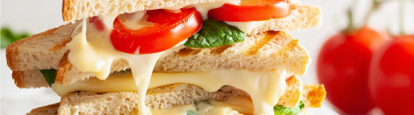 Mini sandwiches au fromage de brebis et tomate