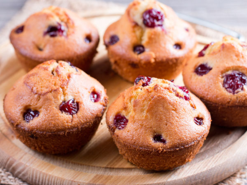 Muffins salés au fromage de brebis et cerises noires d’itxassou