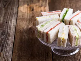 Sandwich cake au saumon fumé, radis et chèvre frais