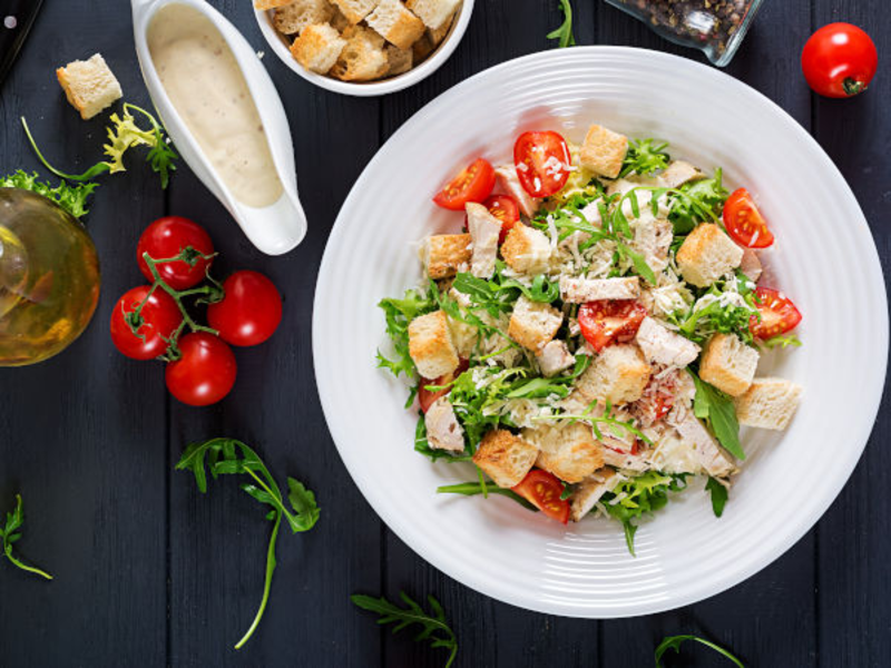 Salade au poulet et bleu de bresse sauce au miel