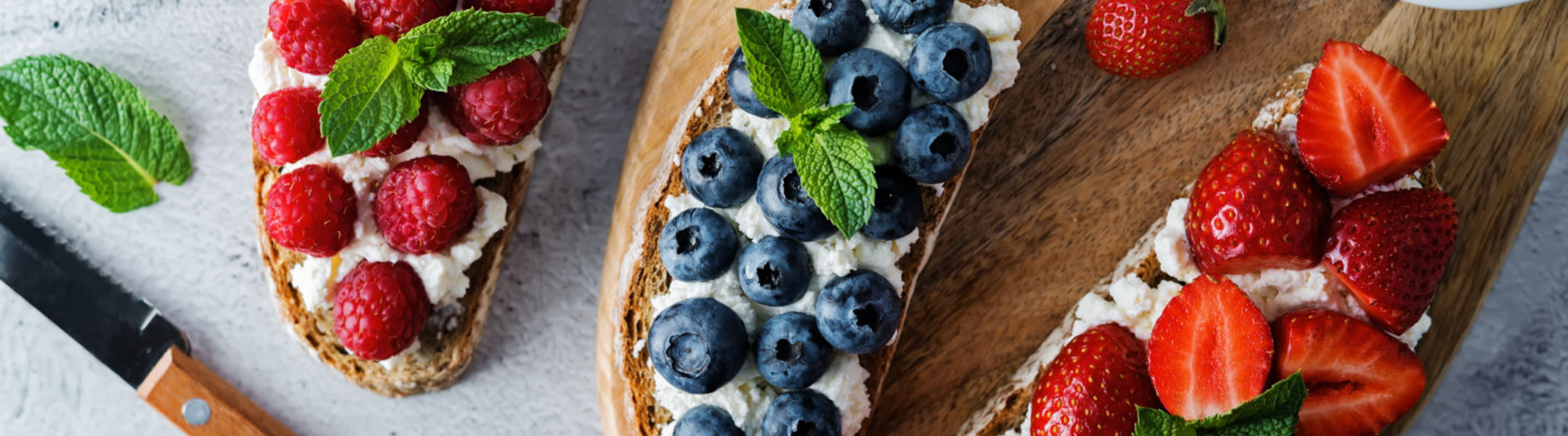 Tartine aux fruits, au fromage frais et aux feuilles de menthe