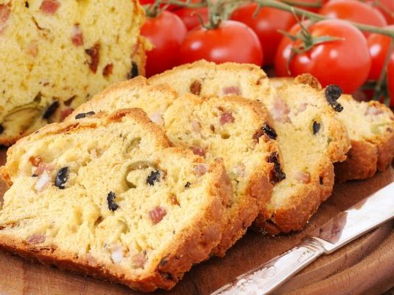 Cake gourmand au comté, olives et lardons