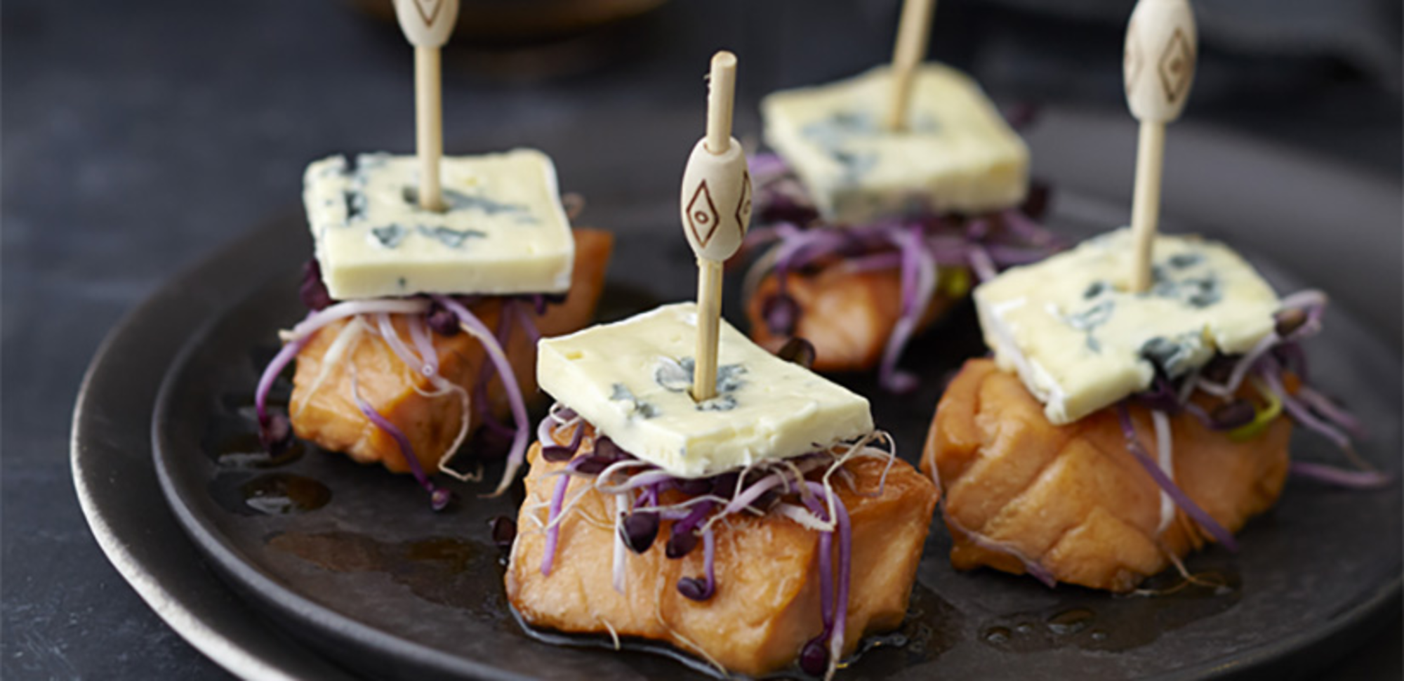 Bouchées de saumon caramélisées au soja et fromage bleu