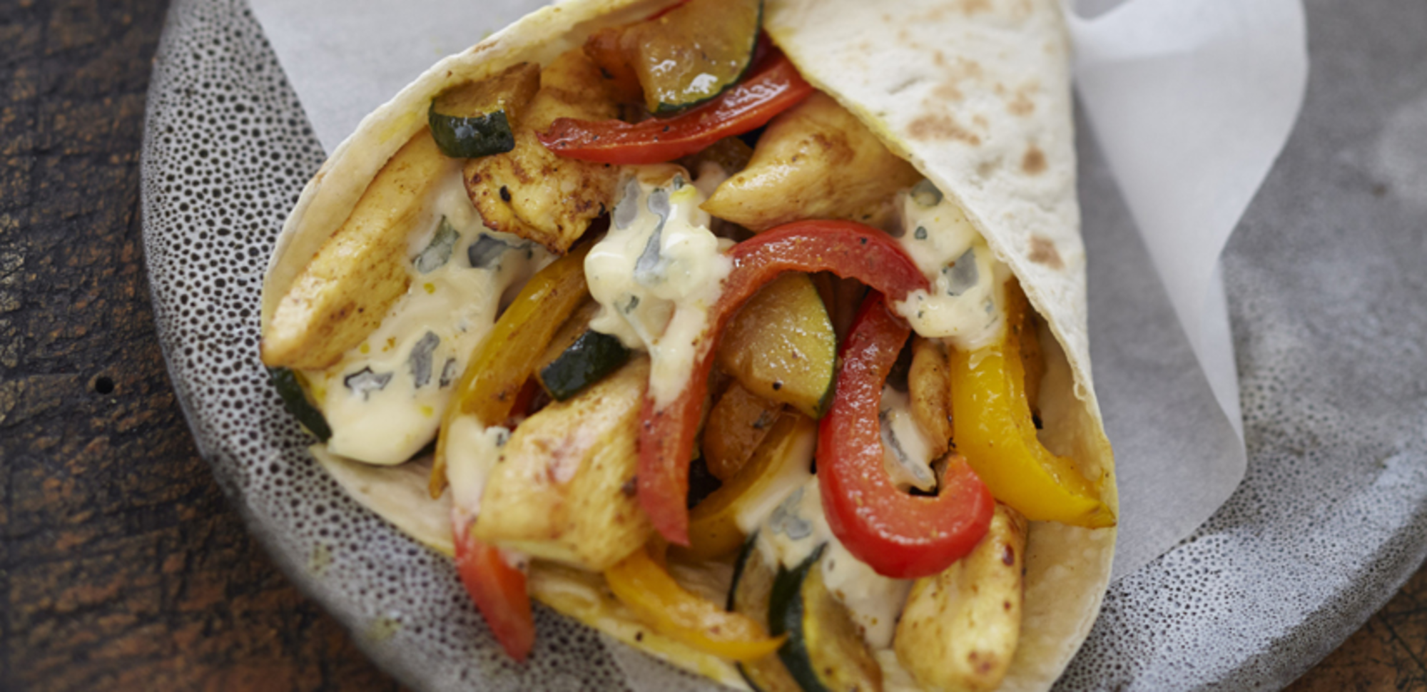 Wrap poulet curry au bleu et légumes grillés