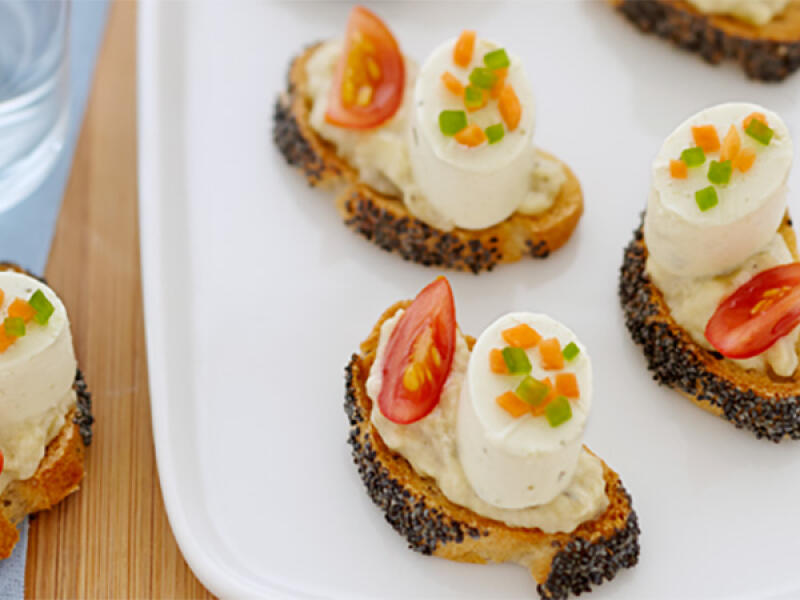 Bruschetta au caviar d’aubergine, fromage frais pesto