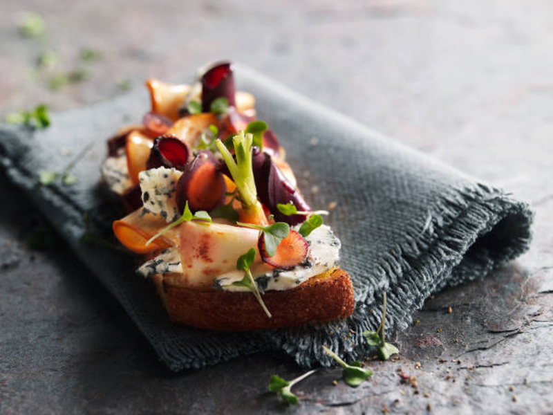 Tartine au fromage bleu et légumes racine