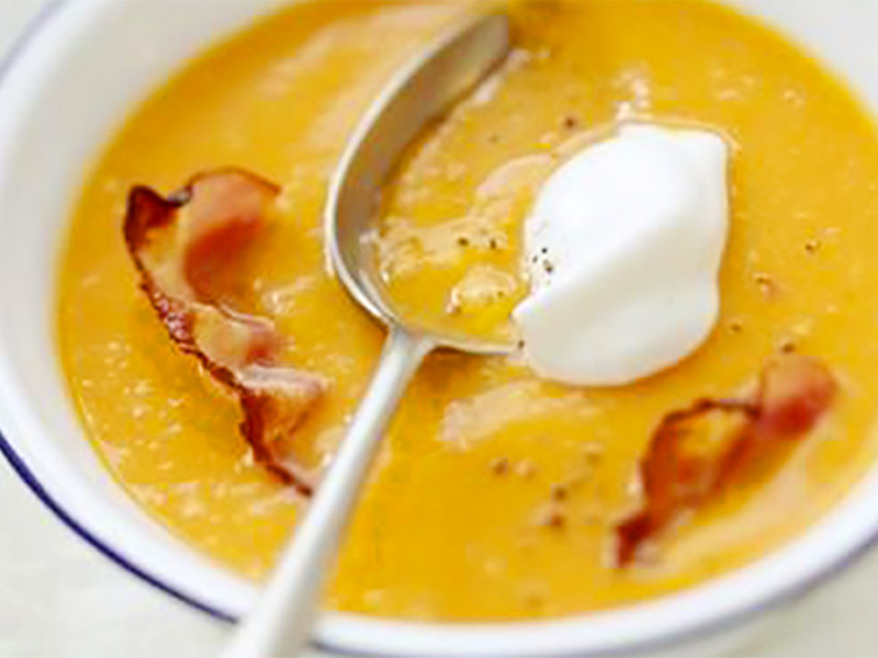 Velouté de potiron au fromage frais et chips de lard