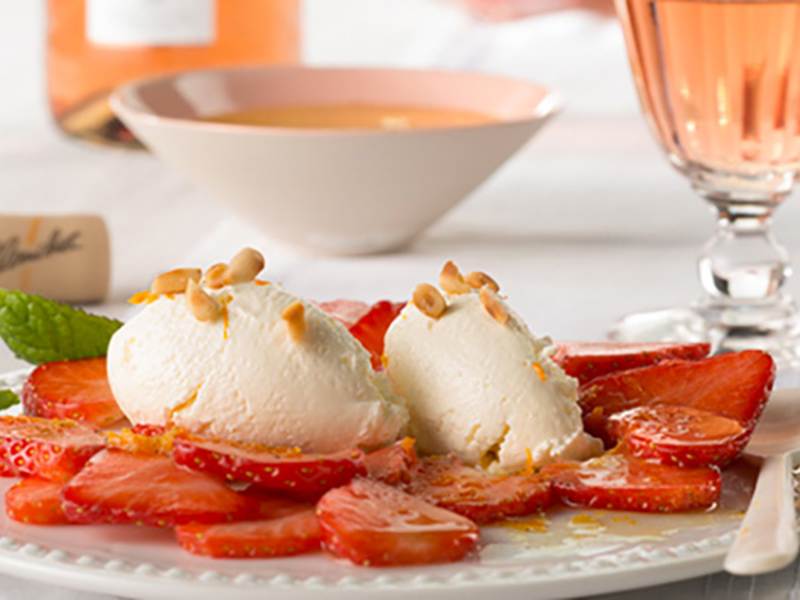 Carpaccio de fraises aux quenelles de fromage frais