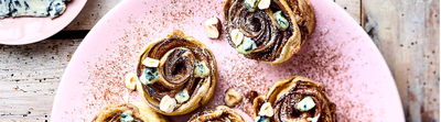 Roses de poire feuilletées au fromage bleu