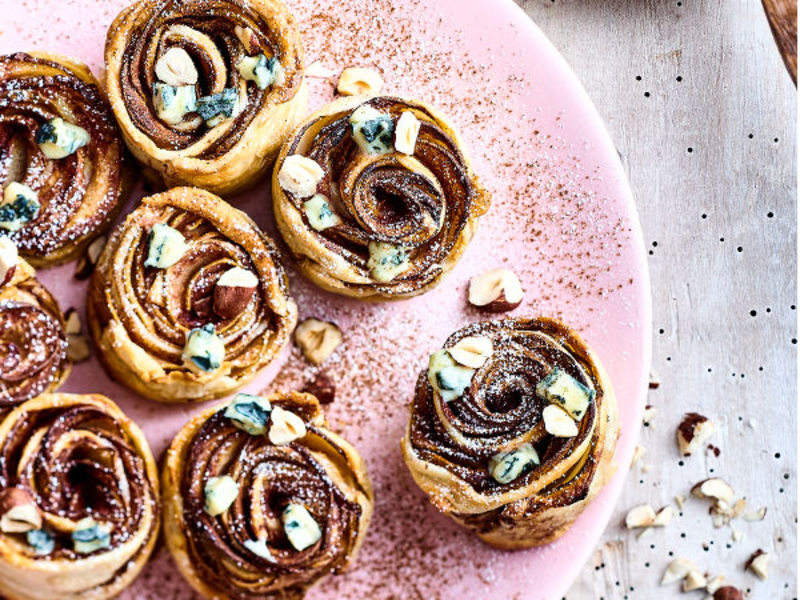 Roses de poire feuilletées au fromage bleu