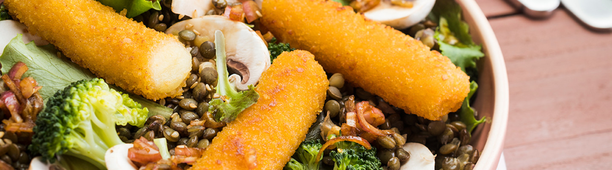 Salade de lentilles, champignons et fromage pané