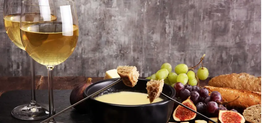 TH05_gourmet-swiss-fondue-dinner-on-a-winter-evening-with-assorted-cheeses-picture-id851721076 (1)