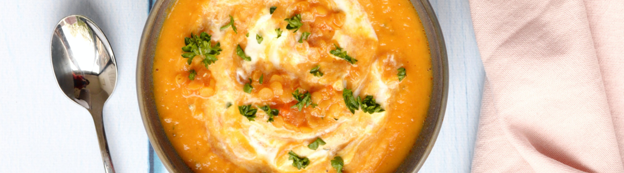 Soupe de lentilles corail, courge et fromage de chèvre frais