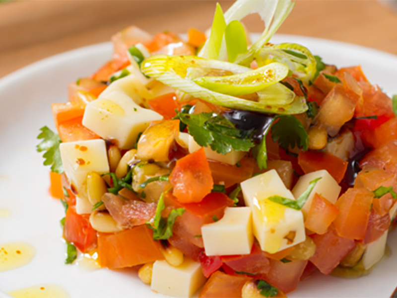 Tartare de tomates coeur de boeuf aux pignons de pin et fromage