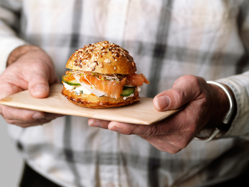 Mini burger au saumon fumé et fromage frais