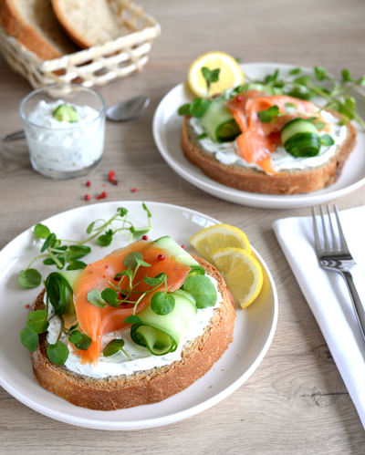 Tartines tzatziki à la truite fumée et fromage de chèvre frais