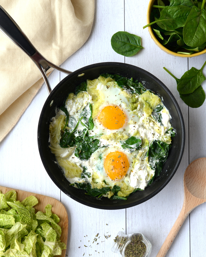 Poêlée d'œufs cocotte chèvre, épinards et chou