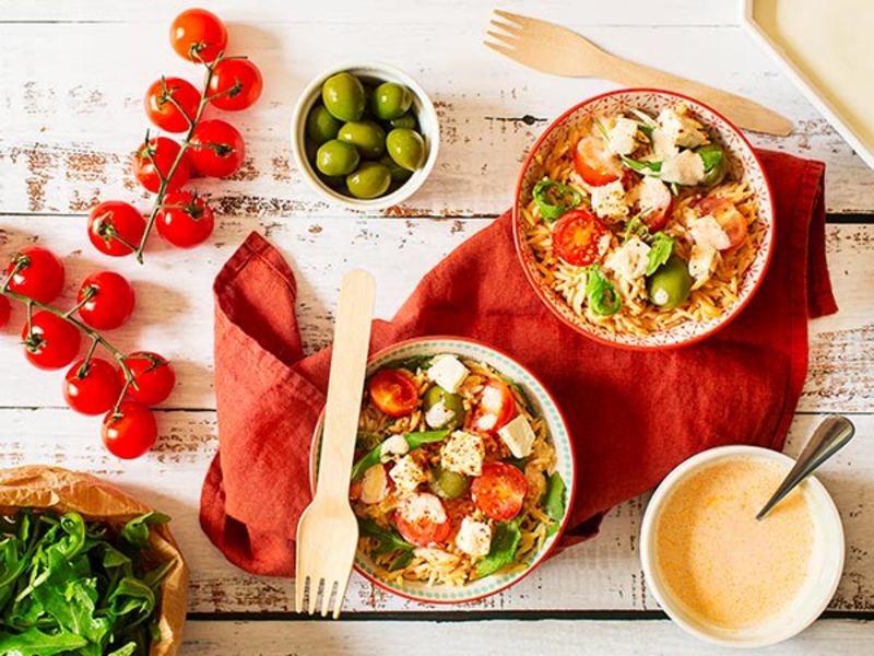 Salade de pâtes, tomates cerise, olives et fromage frais