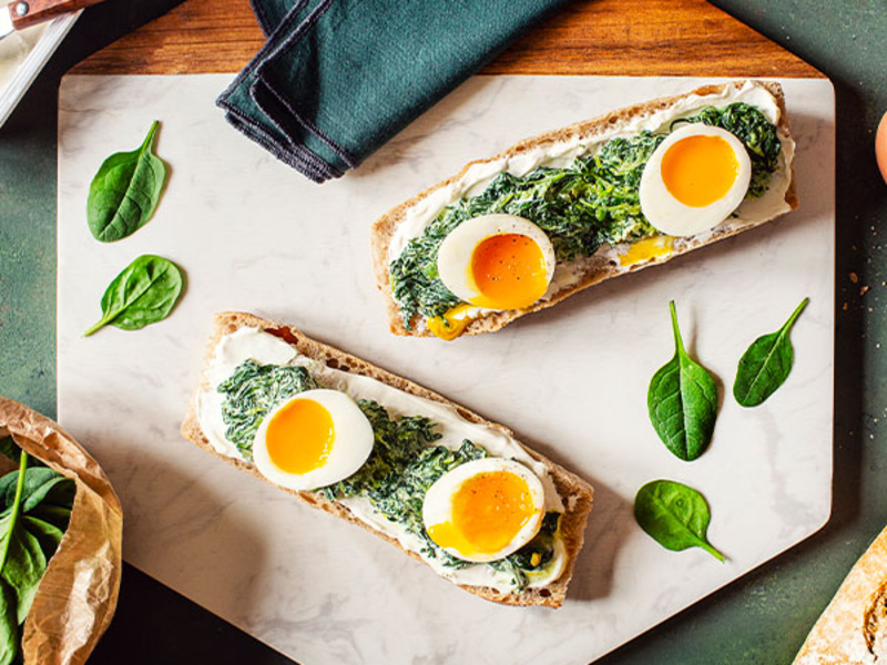 Tartine épinard, oeuf mollet et fromage frais