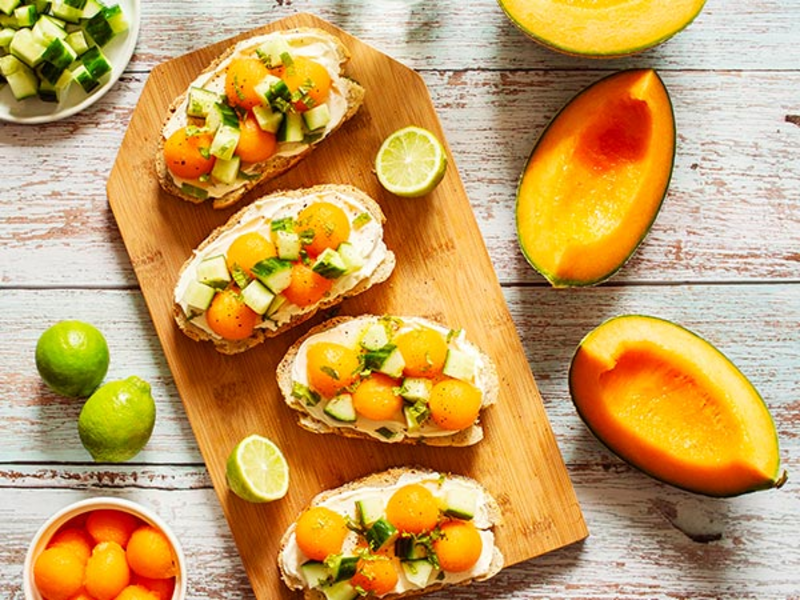 Tartine fraîcheur melon, concombre et fromage frais