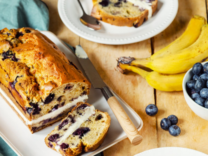 Banana bread aux myrtilles et fromage frais