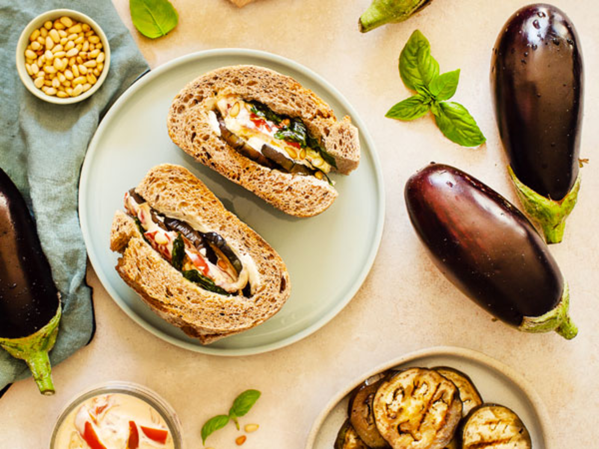 Sandwichs aubergines, fondue de poivrons, fromage frais