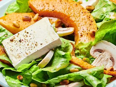 Salade de butternut et champignons au fromage