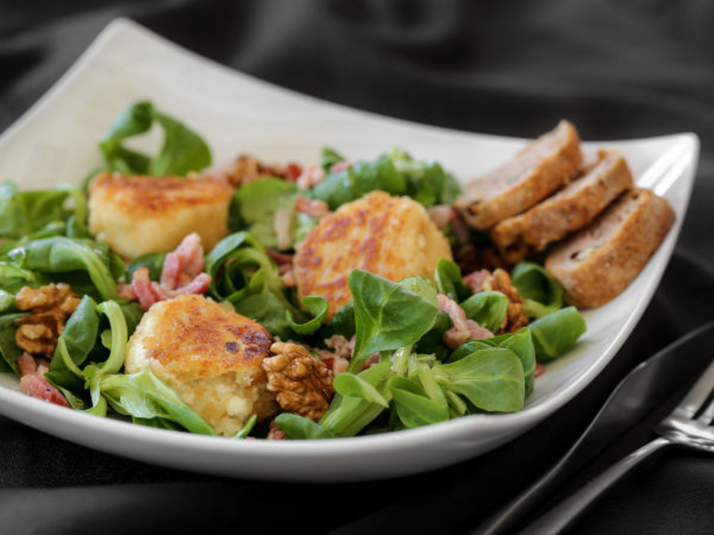 Tartine lardons et fromage de chèvre frais