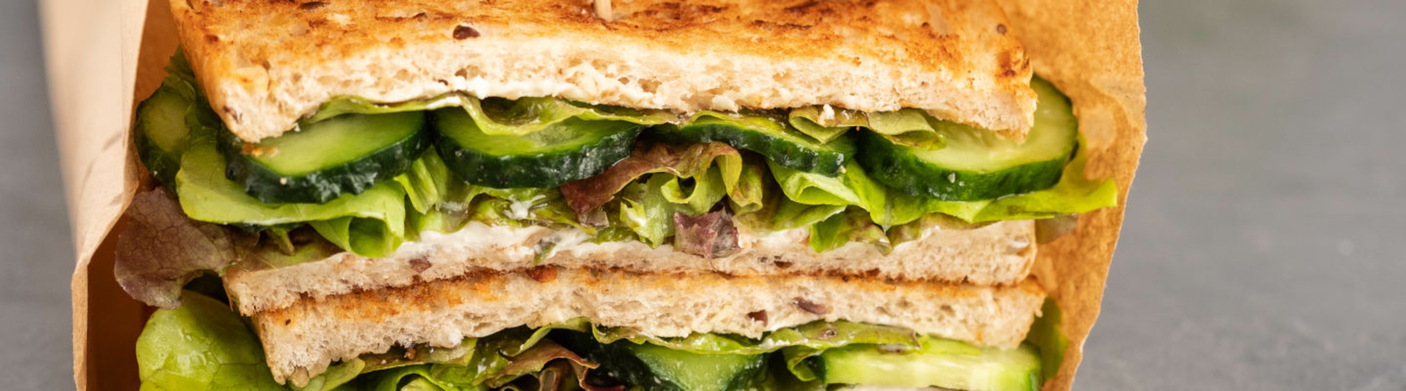 Club-sandwich concombre, viande des Grisons et fromage