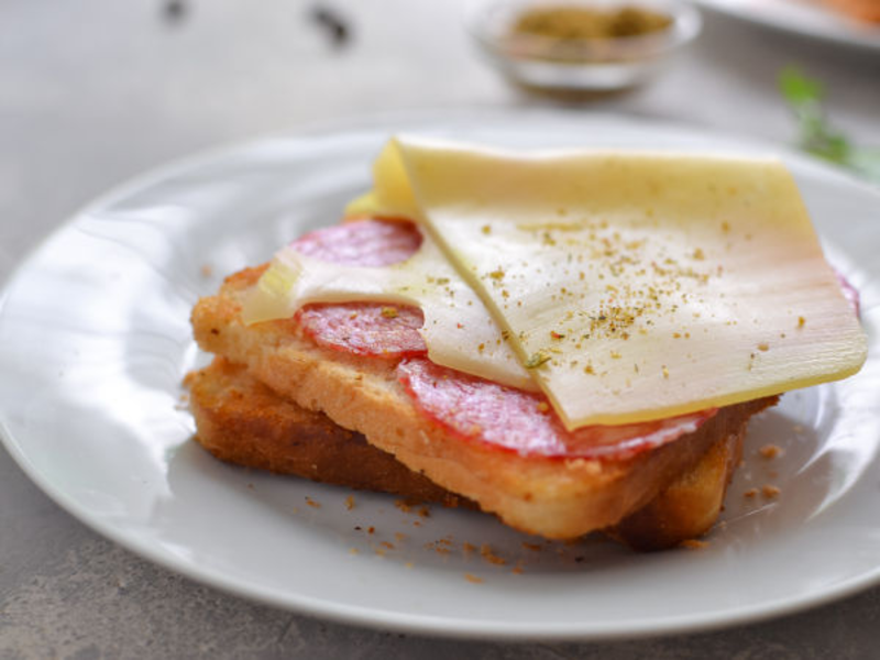 Toasts à l'andouille et fromage