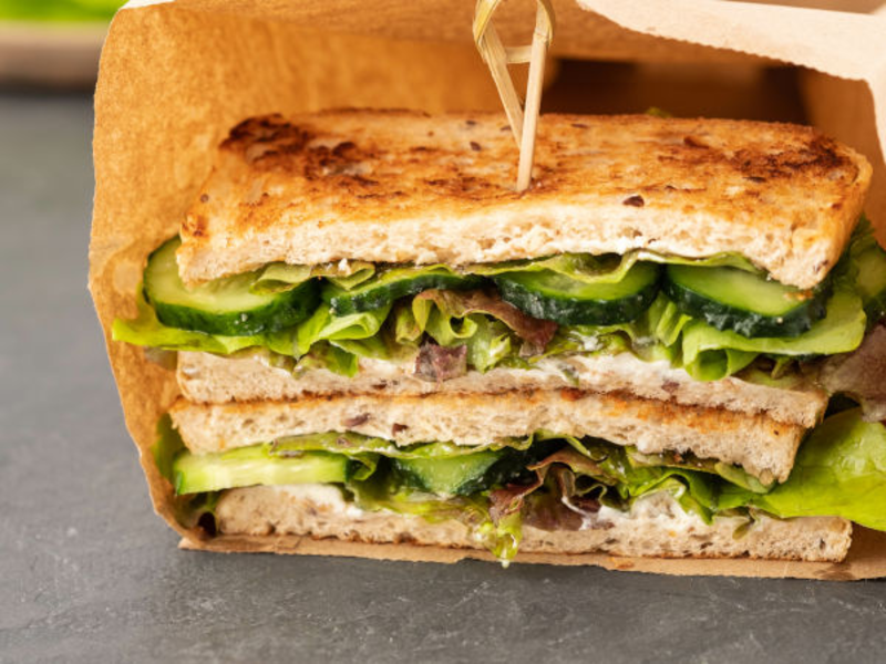 Club-sandwich concombre, viande des Grisons et fromage