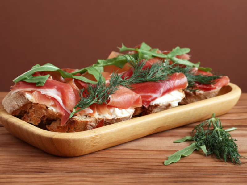 Tartine pesto, fromage de chèvre frais et jambon cru