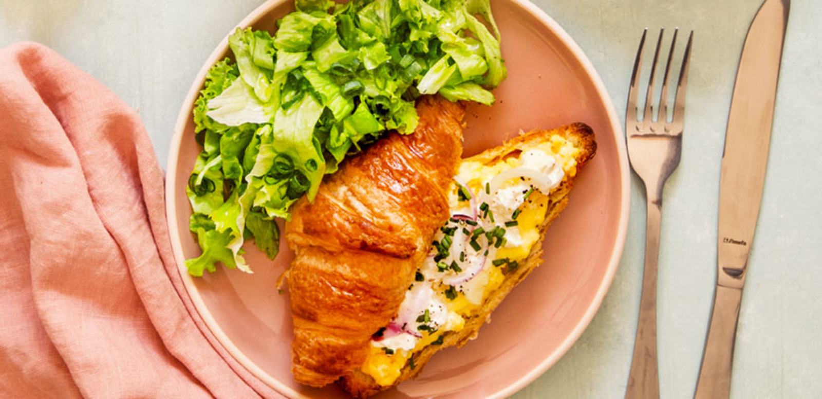 Croissant aux oeufs brouillés