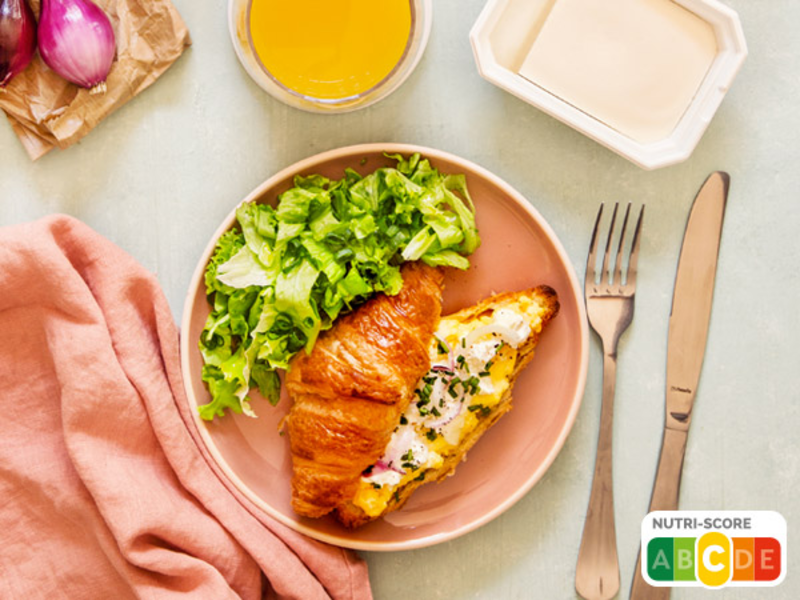 Croissants aux oeufs brouillés et fromage frais